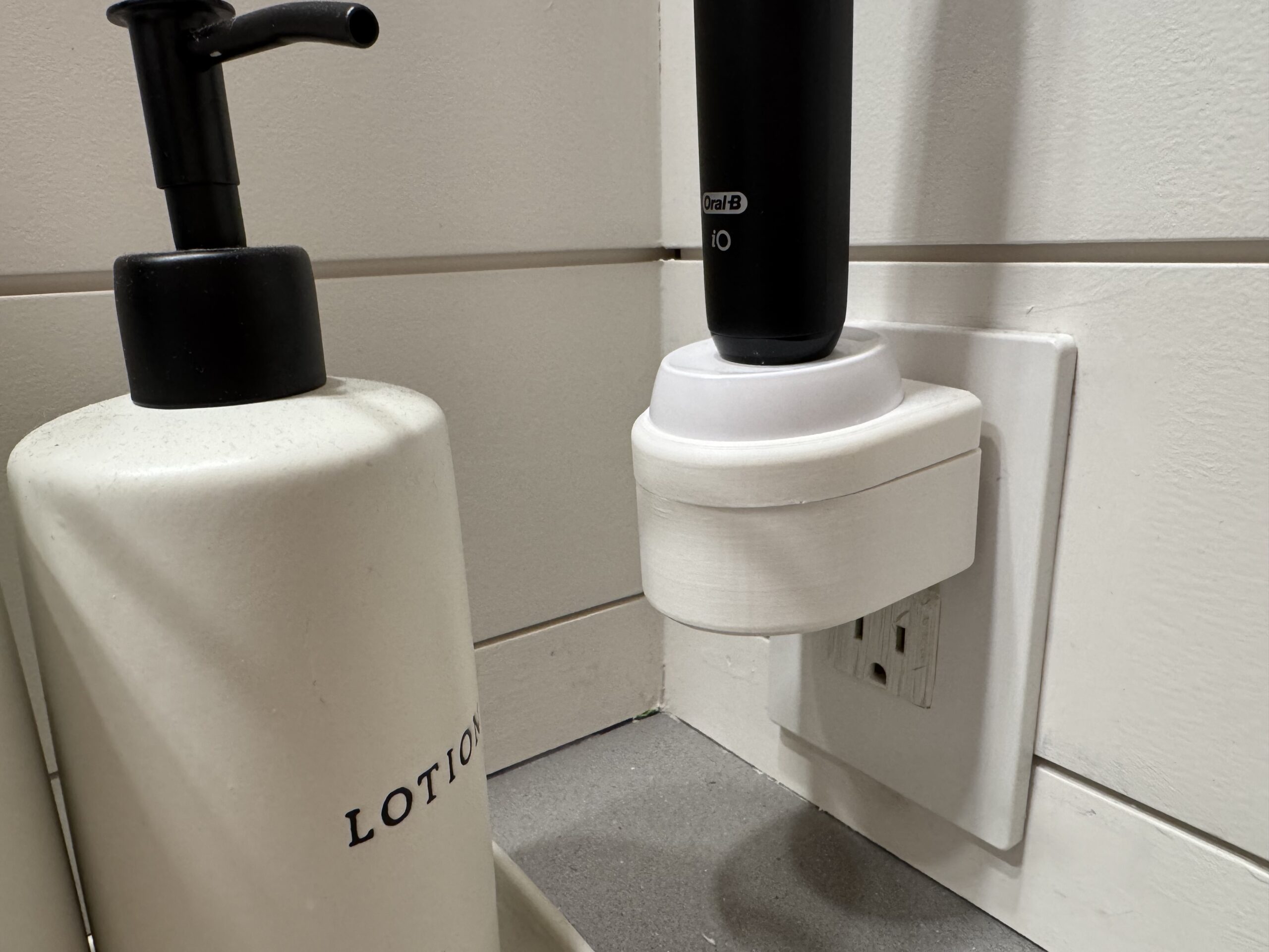 Oral-B Outlet Toothbrush Holder Oral-B Outlet Toothbrush Holder